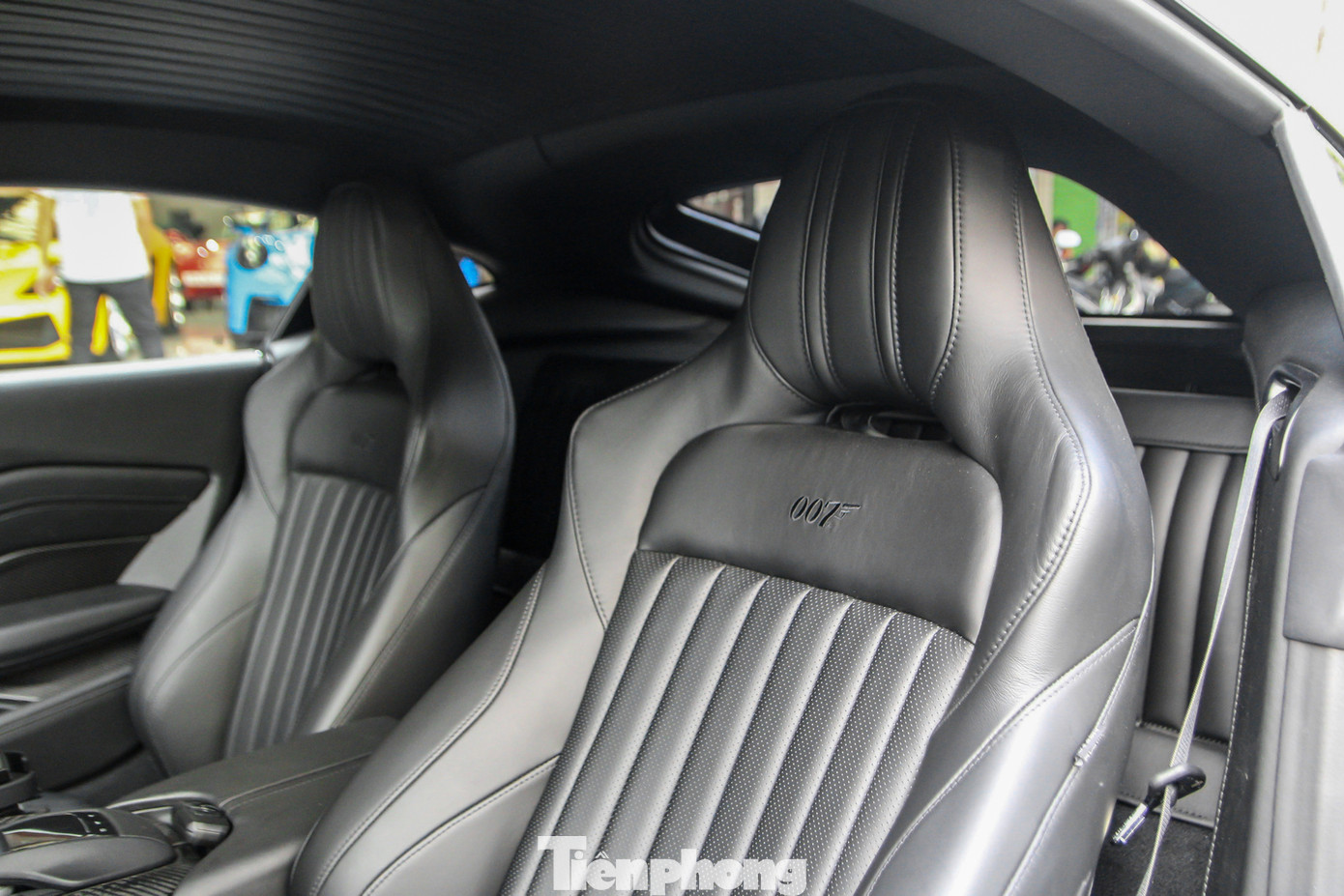 Ghế được bọc da màu đen, chỉnh điện, đi kèm logo 007 ở mặt lưng. Sở hữu thiết kế 2+2, Aston Martin Vantage được trang bị thêm hàng ghế sau, tuy nhiên chỉ phù hợp cho trẻ nhỏ.