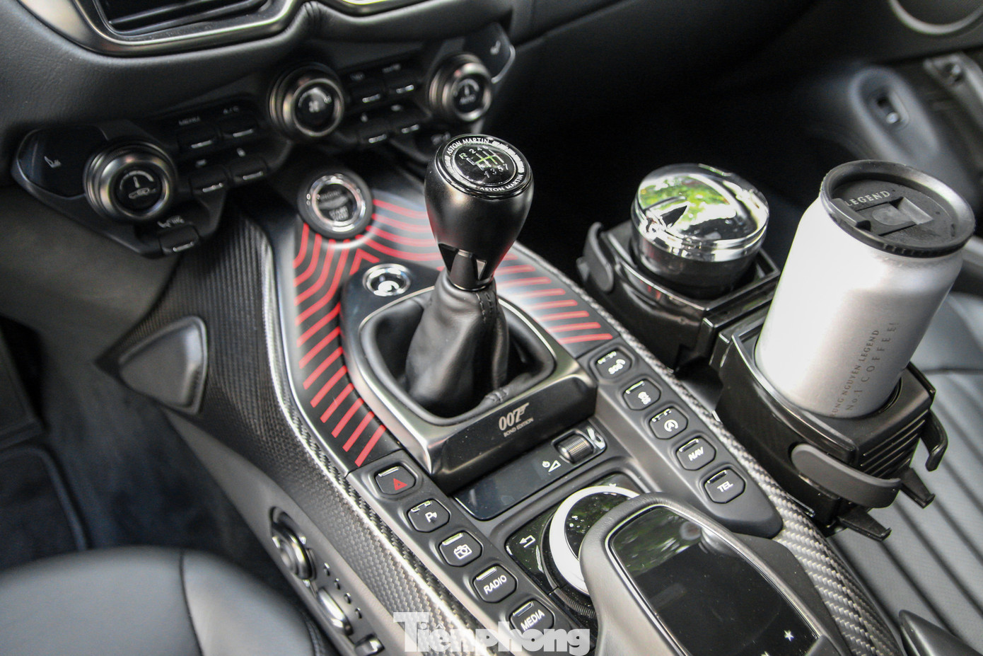 Bệ trung tâm nổi bật với cần số sàn cùng họa tiết lấy cảm hứng từ bệ phóng tên lửa.