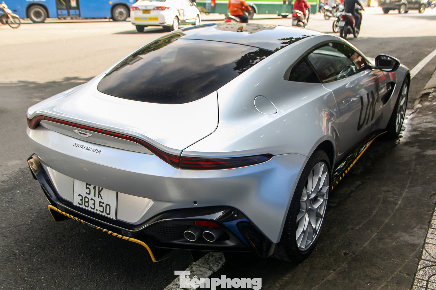 Nguyên bản, xe sở hữu màu sơn xám đậm Cumberland Grey, đi kèm những đường sọc vàng lấy cảm hứng từ bệ phóng tên lửa. Khi về tay chủ nhân hiện tại, lớp áo ngoại thất đã được chuyển sang màu xám bóng.