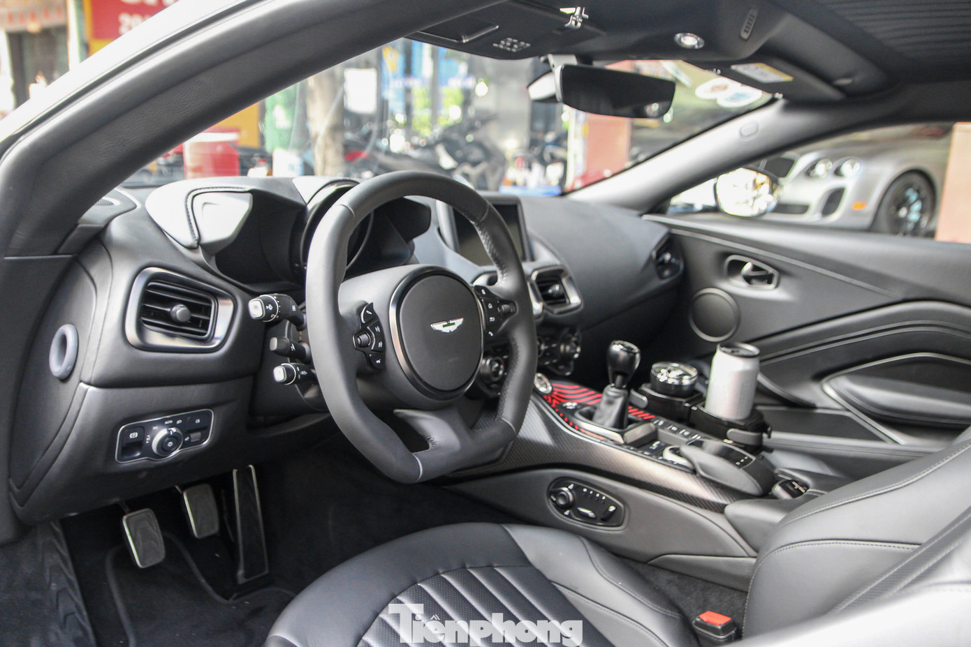 Nội thất được bọc da màu đen Obsidian Black, đi kèm đường viền màu chrome. Con số 96.60 trên tấm che nắng tượng trưng cho tần số radio FM mà nhân vật James Bond đã dùng để tẩu thoát, vốn là phân cảnh trong phần phim The Living Daylights.