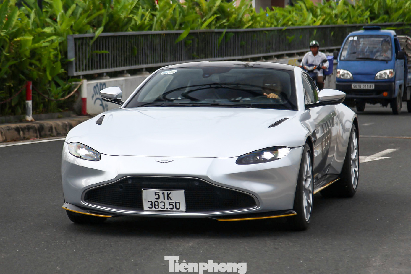 Aston Martin là dòng xe thể thao khá kén người chơi tại Việt Nam, thế nên số lượng và mẫu mã không quá đa dạng. Chính vì thế, sự xuất hiện của chiếc Aston Martin Vantage 007 Edition đã thu hút nhiều sự chú ý của giới mộ điệu.