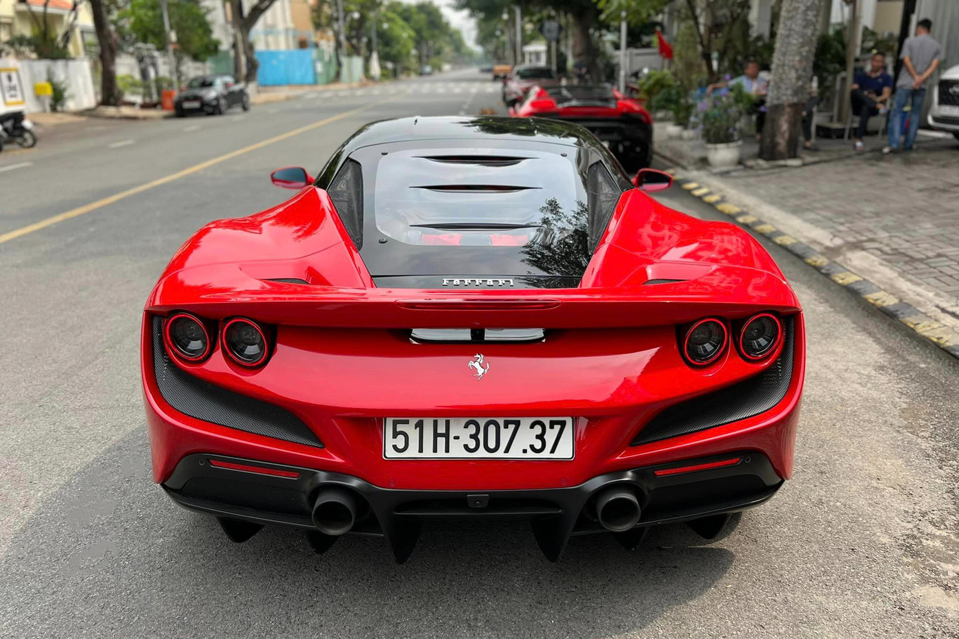 Ngoại thất xe sở hữu màu sơn đỏ Rosso Corsa đặc trưng của Ferrari, bộ mâm 5 chấu và kẹp phanh màu đỏ. Một số chi tiết ở ngoại thất làm bằng vật liệu composite sơn đen như líp cản trước, ốp sườn, bộ khuếch tán… Ngoại thất xe sở hữu màu sơn đỏ Rosso Corsa đặc trưng của Ferrari, bộ mâm 5 chấu và kẹp phanh màu đỏ. Một số chi tiết ở ngoại thất làm bằng vật liệu composite sơn đen như líp cản trước, ốp sườn, bộ khuếch tán…