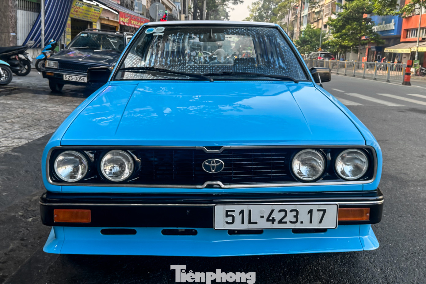 Xe thuộc biến thể hatchback 3 cửa, trong khi ngoại thất xe sở hữu màu xanh dương Miami Blue. Phần cản trước được độ lại hoàn toàn, lấy cảm hứng từ mẫu Volkswagen Golf thế hệ thứ hai với cụm đèn pha tròn cổ điển. Nguyên bản, cụm đèn này có thiết kế hình chữ nhật vuông vức hơn.