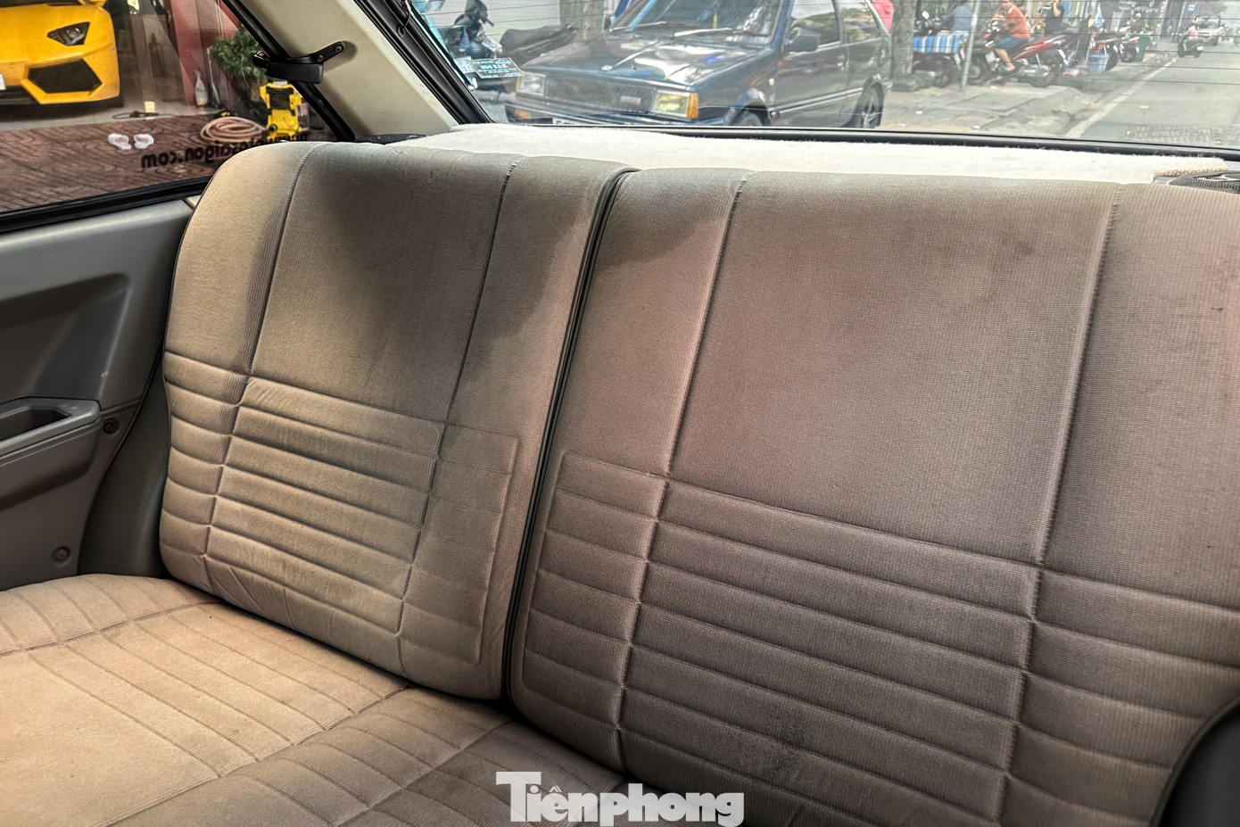 Ghế được bọc vải nỉ. Vì là mẫu hatchback 3 cửa, hàng ghế sau có không gian rộng rãi, đủ cho 3 người lớn ngồi thoải mái, trong khi cụm điều khiển điều hòa là dạng gạt. Hộp số là loại số sàn.