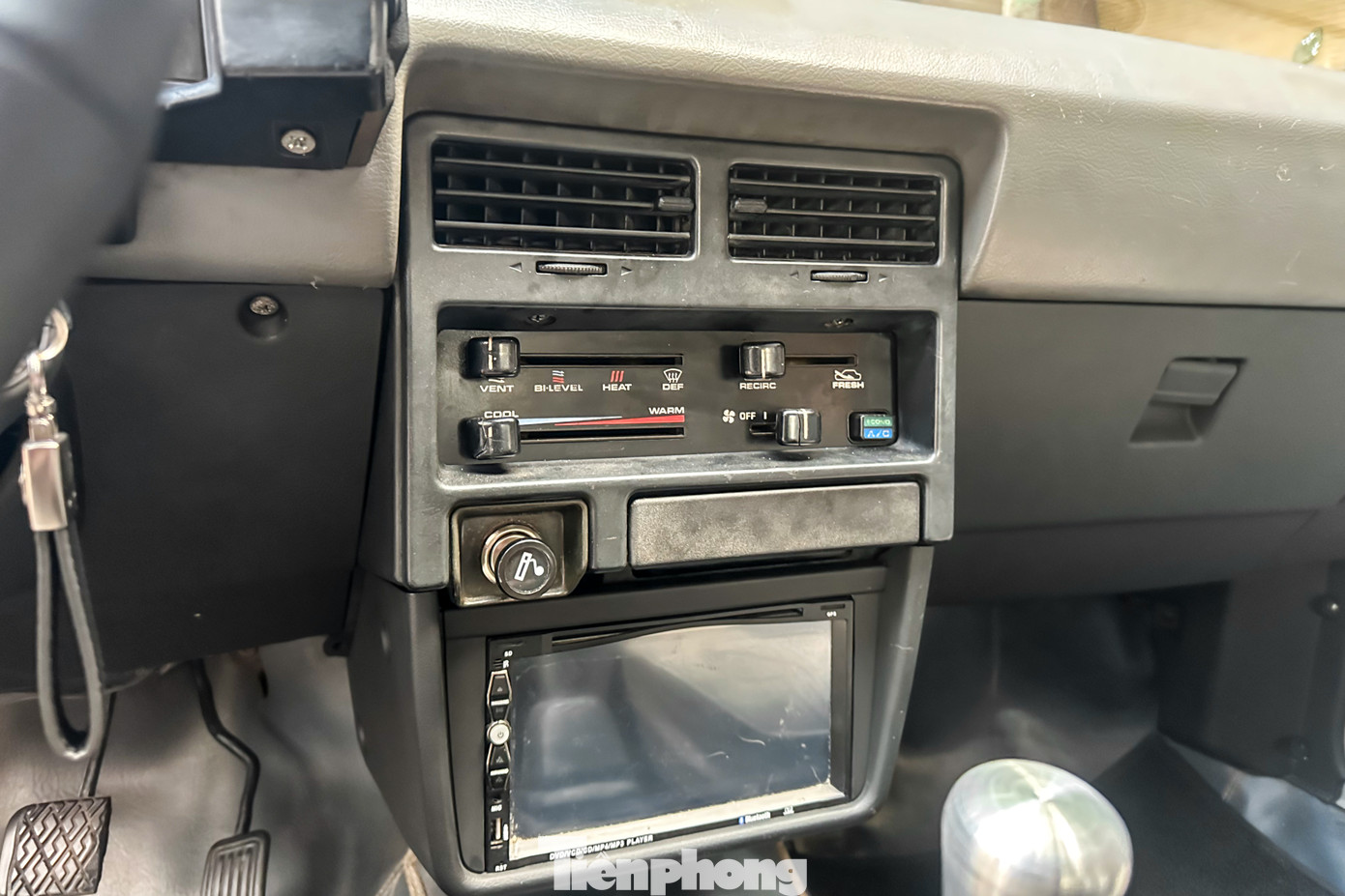 Ghế được bọc vải nỉ. Vì là mẫu hatchback 3 cửa, hàng ghế sau có không gian rộng rãi, đủ cho 3 người lớn ngồi thoải mái, trong khi cụm điều khiển điều hòa là dạng gạt. Hộp số là loại số sàn.