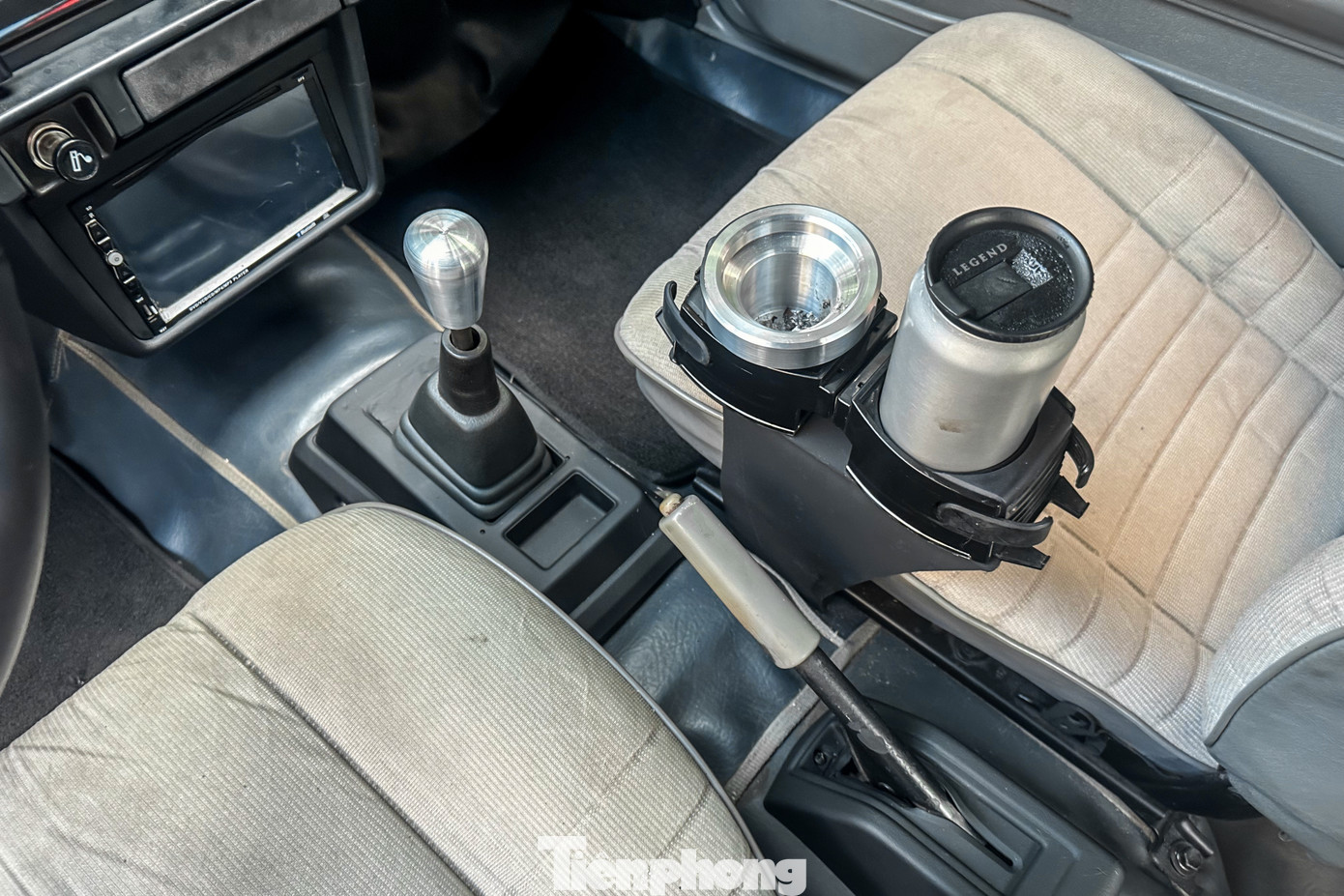 Ghế được bọc vải nỉ. Vì là mẫu hatchback 3 cửa, hàng ghế sau có không gian rộng rãi, đủ cho 3 người lớn ngồi thoải mái, trong khi cụm điều khiển điều hòa là dạng gạt. Hộp số là loại số sàn.