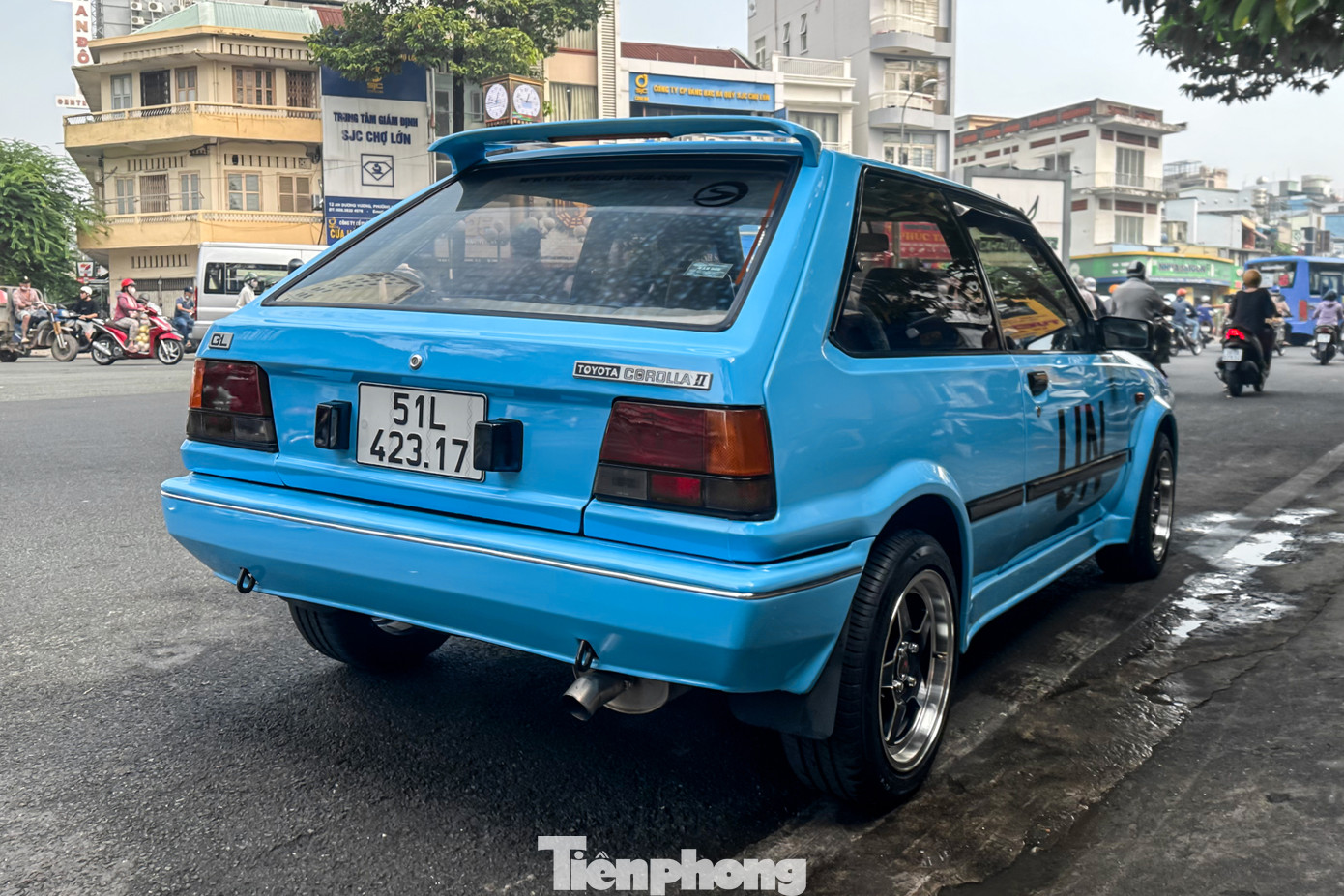 Điển hình là tại New Zealand, có thời điểm mẫu xe này đứng đầu danh sách 10 mẫu xe bán chạy nhất, chấm dứt sự thống trị của Ford trong thời gian dài.