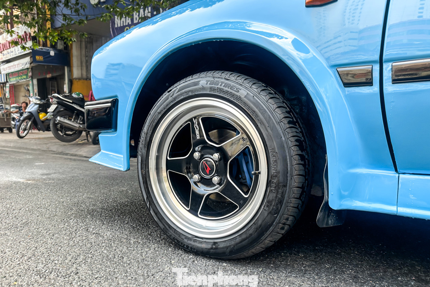 Bộ mâm cũng được nâng cấp lên loại 5 chấu đơn to bản, sơn đen, đi kèm kẹp phanh màu xanh dương.