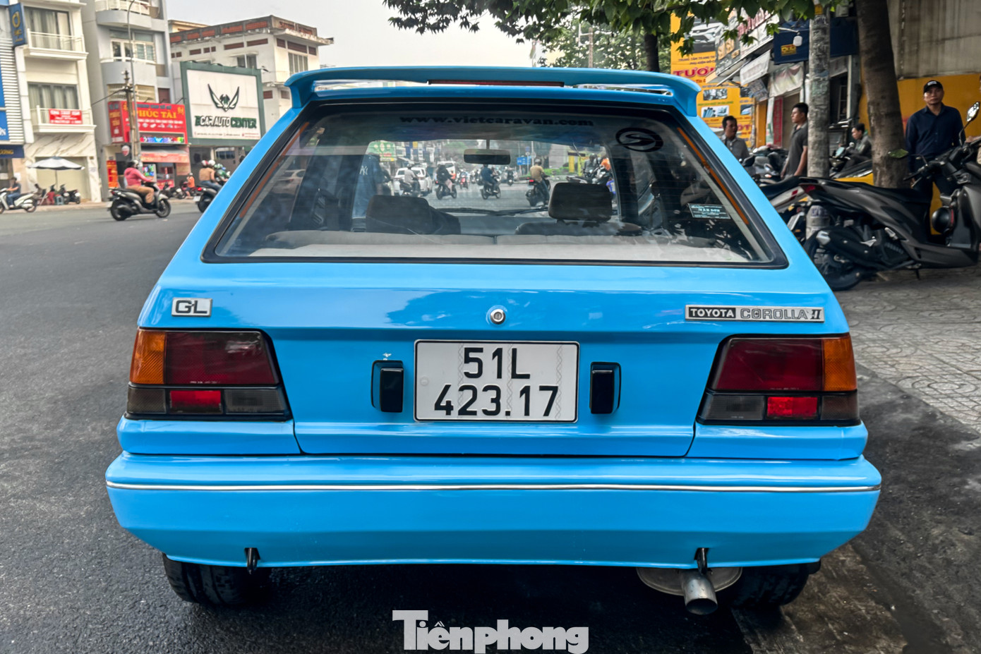 Phía sau, xe được trang bị thêm cánh gió thể thao nhằm tăng tính thẩm mỹ.