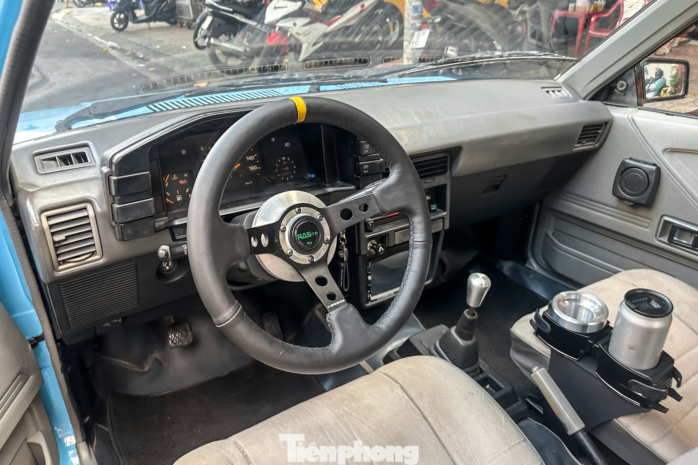Vô lăng cũng được nâng cấp lên loại chuyên dành cho xe đua đến từ thương hiệu RASTP. Nội thất vẫn còn khá mới mặc dù xe đã có tuổi đời gần 40 năm.
