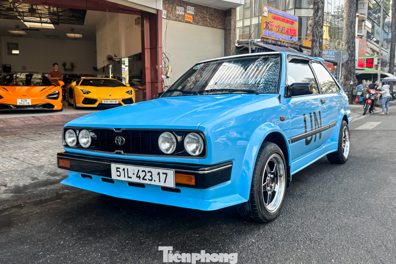 Được giới thiệu lần đầu vào năm 1966 và đã trải qua 12 thế hệ, Toyota Corolla được mệnh danh là một trong những dòng xe bán chạy nhất lịch sử của thương hiệu Nhật Bản. Đến tháng 7/2021, sản lượng sản xuất của dòng xe này đã đạt 50 triệu chiếc. Trong tiếng Latin, &quot;Corolla&quot; có nghĩa là &quot;vương miện nhỏ&quot;.