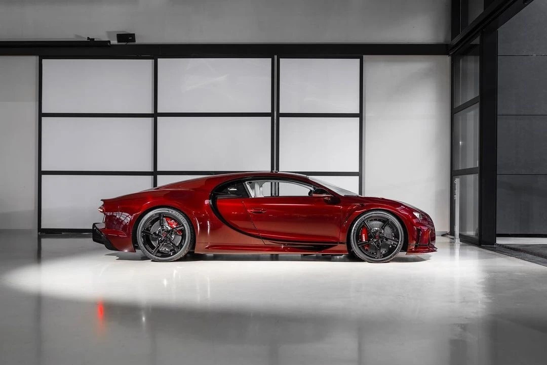 Đến năm 2024, Bugatti tung ra chiếc Chiron Super Sport Red Dragon, thuộc sở hữu của chủ tịch tập đoàn Toro, vốn là nhà sưu tập xe và tay đua của đội đua Toro Racing.