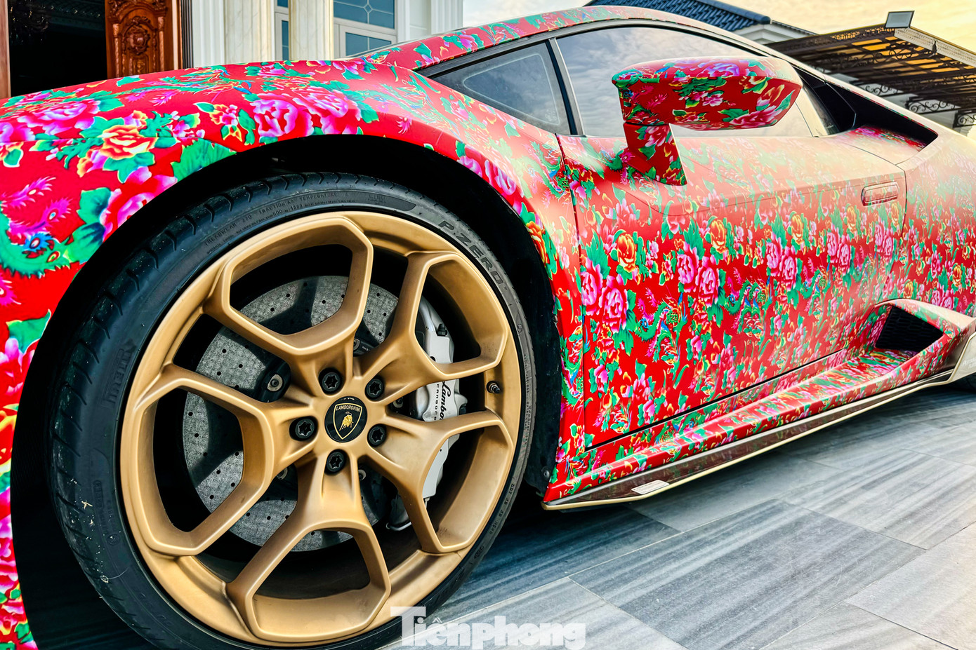 Ngoài lớp decal sặc sỡ, chiếc siêu xe Italy cũng đã được nâng cấp bodykit khí động học từ hãng độ Vorsteiner với tên gọi Verona Edizione, đi kèm với đó là bộ mâm màu vàng đồng khá bắt mắt. Ngoài lớp decal sặc sỡ, chiếc siêu xe Italy cũng đã được nâng cấp bodykit khí động học từ hãng độ Vorsteiner với tên gọi Verona Edizione, đi kèm với đó là bộ mâm màu vàng đồng khá bắt mắt.