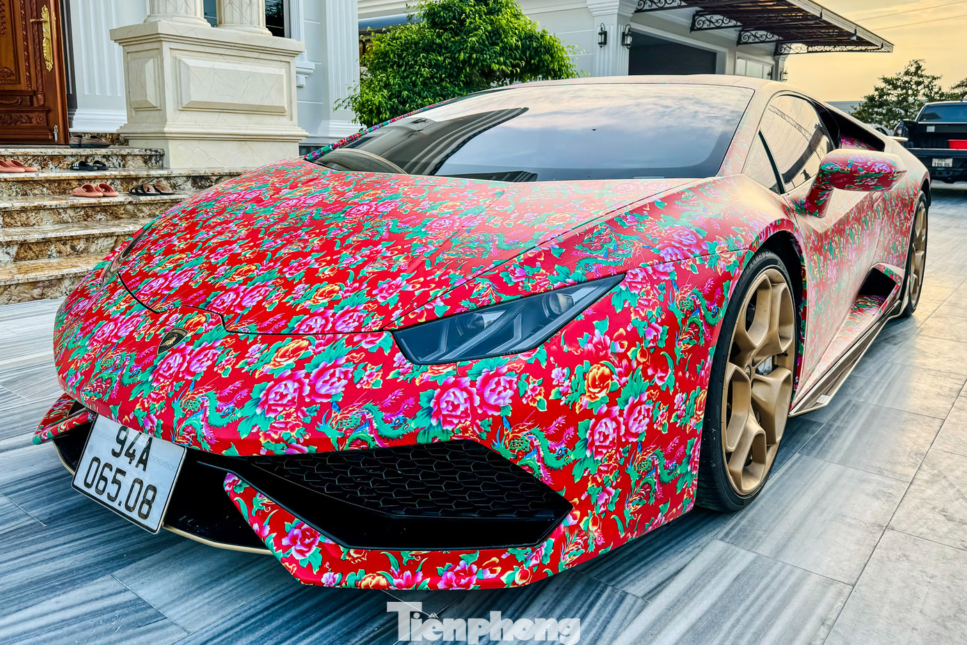 Xuất hiện tại Việt Nam từ thời kỳ bao cấp, họa tiết con công được xem như là một trong những biểu tượng mang đậm dấu ấn thời gian, giúp nhiều người hoài niệm về thời kì gian nan, vất vả. Và cứ mỗi dịp cận Tết Nguyên đán, họa tiết độc đáo này nhanh chóng trở thành xu hướng thời thượng. Xuất hiện tại Việt Nam từ thời kỳ bao cấp, họa tiết con công được xem như là một trong những biểu tượng mang đậm dấu ấn thời gian, giúp nhiều người hoài niệm về thời kì gian nan, vất vả. Và cứ mỗi dịp cận Tết Nguyên đán, họa tiết độc đáo này nhanh chóng trở thành xu hướng thời thượng.