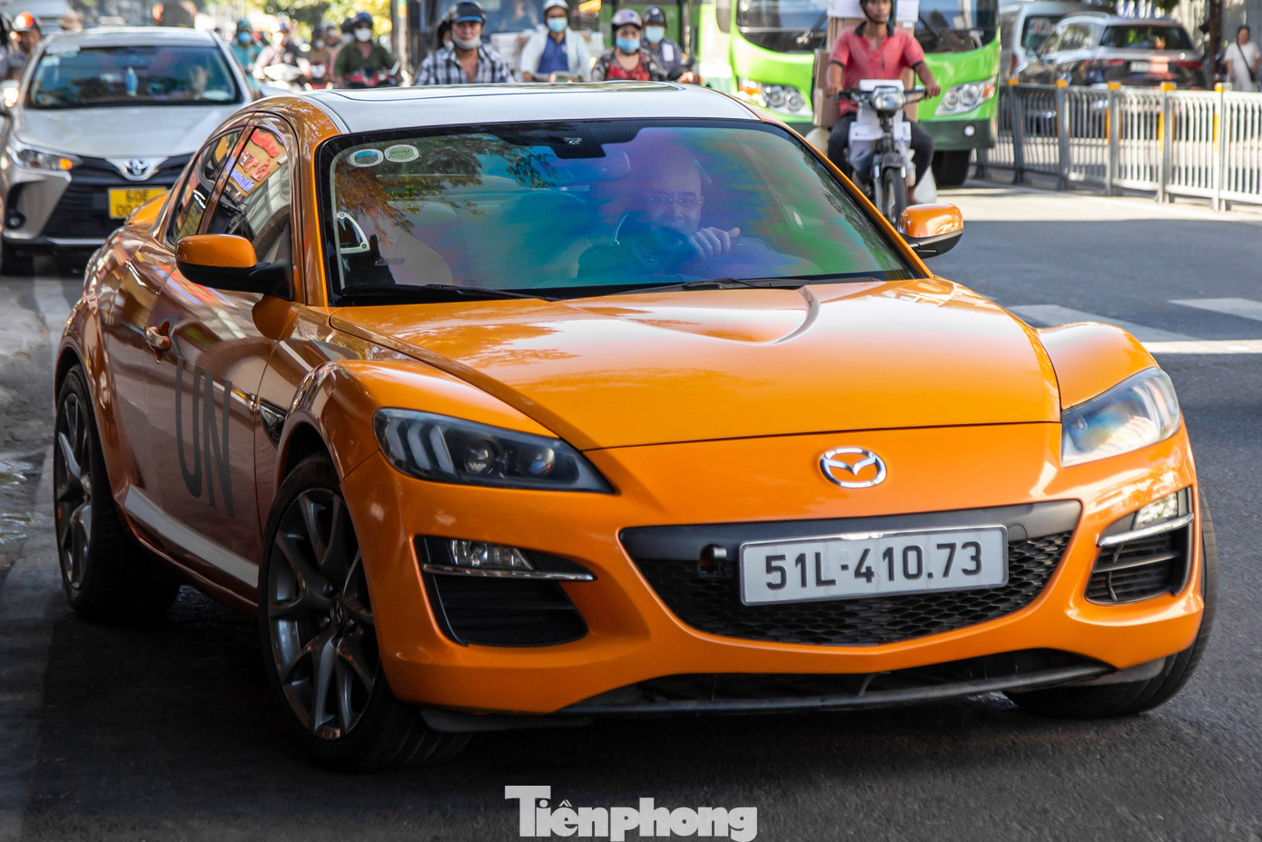 Ra mắt lần đầu vào năm 2001 tại Triển lãm Ô tô Quốc tế Bắc Mỹ (NAIAS), Mazda RX-8 là mẫu xe kế thừa di sản của huyền thoại RX-7. Và cũng tương tự những "người tiền nhiệm" trong dòng RX, RX-8 vẫn được trang bị động cơ quay Wankel, một loại động cơ đốt trong sử dụng van quay lệch tâm để chuyển đổi áp suất thành động năng. Ra mắt lần đầu vào năm 2001 tại Triển lãm Ô tô Quốc tế Bắc Mỹ (NAIAS), Mazda RX-8 là mẫu xe kế thừa di sản của huyền thoại RX-7. Và cũng tương tự những "người tiền nhiệm" trong dòng RX, RX-8 vẫn được trang bị động cơ quay Wankel, một loại động cơ đốt trong sử dụng van quay lệch tâm để chuyển đổi áp suất thành động năng.