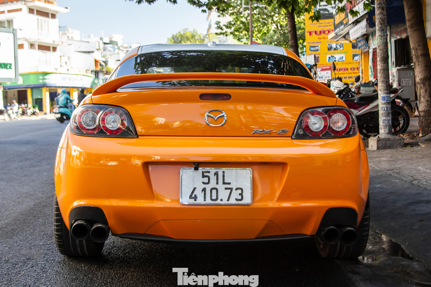 Cũng vì những lý do trên, dòng xe này cũng khá kén người chơi tại Việt Nam. Số lượng Mazda RX-8 tại thị trường trong nước chỉ đếm trên đầu ngón tay. Mới đây, một chiếc RX-8 màu cam đã bất ngờ xuất hiện trên một tuyến phố tại TP.HCM, thu hút sự chú ý của giới mộ điệu. Cũng vì những lý do trên, dòng xe này cũng khá kén người chơi tại Việt Nam. Số lượng Mazda RX-8 tại thị trường trong nước chỉ đếm trên đầu ngón tay. Mới đây, một chiếc RX-8 màu cam đã bất ngờ xuất hiện trên một tuyến phố tại TP.HCM, thu hút sự chú ý của giới mộ điệu.