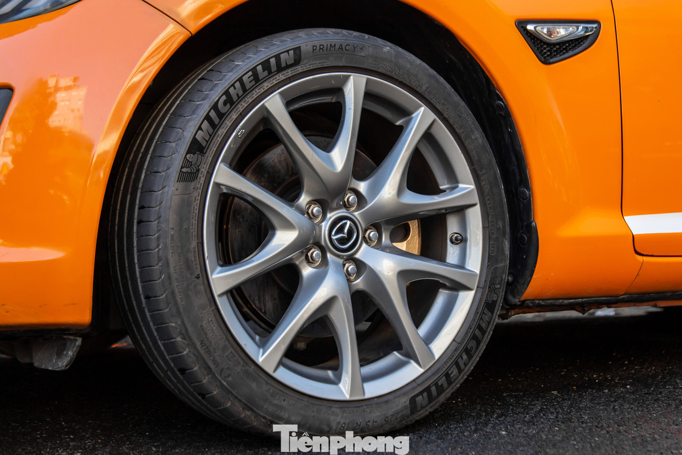 Bộ mâm là loại đa chấu tạo hình chữ V, kích thước 20 inch và được sơn xám. Bộ mâm là loại đa chấu tạo hình chữ V, kích thước 20 inch và được sơn xám.