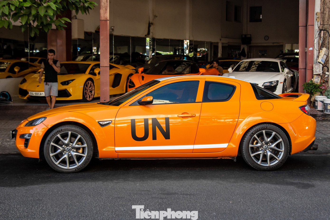 Ngoại thất xe sở hữu màu cam khá nổi bật, trong khi phần nóc xe được dán trắng nhằm tạo điểm nhấn. Xe thuộc phiên bản facelift với ngôn ngữ thiết kế Kodo hiện đại, vốn là thiết kế mà Mazda theo đuổi cho đến ngày hôm nay. Lưới tản nhiệt và hốc gió trước có kích thước lớn hơn phiên bản tiêu chuẩn, đồng thời khe thoát gió ở bánh trước được thay thế bởi đèn báo rẽ. Ngoại thất xe sở hữu màu cam khá nổi bật, trong khi phần nóc xe được dán trắng nhằm tạo điểm nhấn. Xe thuộc phiên bản facelift với ngôn ngữ thiết kế Kodo hiện đại, vốn là thiết kế mà Mazda theo đuổi cho đến ngày hôm nay. Lưới tản nhiệt và hốc gió trước có kích thước lớn hơn phiên bản tiêu chuẩn, đồng thời khe thoát gió ở bánh trước được thay thế bởi đèn báo rẽ.