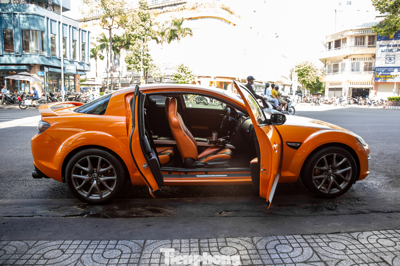 Xe sở hữu thiết kế cửa mở ngược tương tự những mẫu Rolls-Royce, tuy nhiên được loại bỏ cột B. Cơ cấu này chỉ có thể hoạt động khi cửa trước đã mở. Xe sở hữu thiết kế cửa mở ngược tương tự những mẫu Rolls-Royce, tuy nhiên được loại bỏ cột B. Cơ cấu này chỉ có thể hoạt động khi cửa trước đã mở.