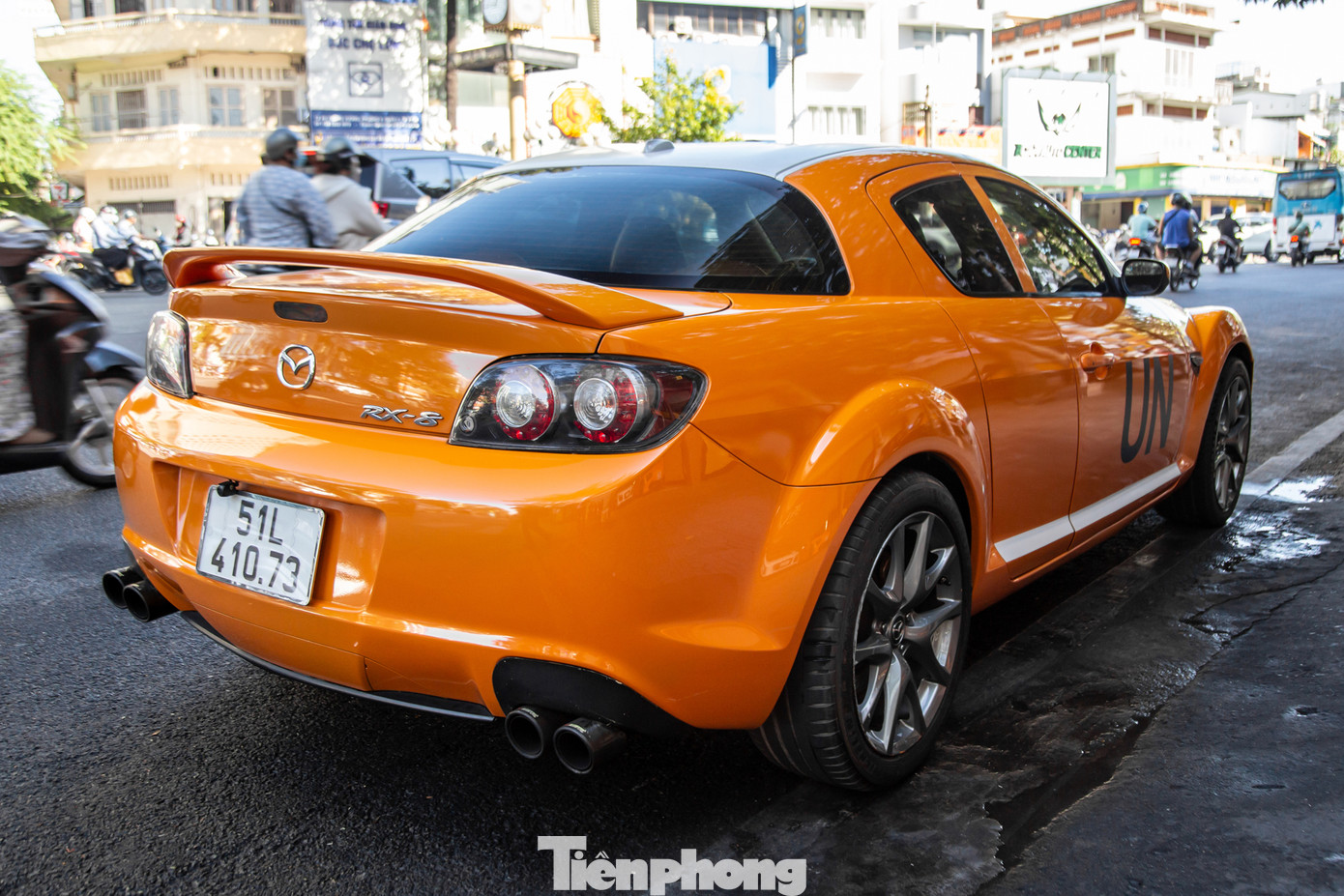 Hệ thống ống xả cũng được nâng cấp lên loại đến từ thương hiệu Akapovic, đi kèm cánh gió thể thao. Hệ thống ống xả cũng được nâng cấp lên loại đến từ thương hiệu Akapovic, đi kèm cánh gió thể thao.