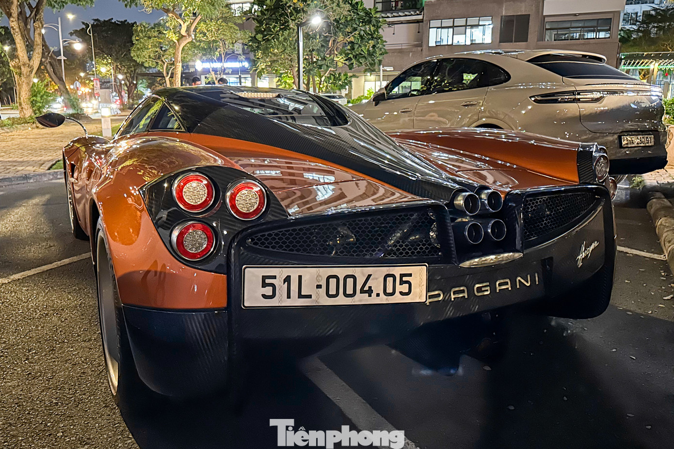 Về hiệu năng, Pagani Huayra được trang bị khối động cơ V12, dung tích 6.0L tăng áp kép, sản sinh công suất 719 mã lực và 1.000 Nm mô-men xoắn. Khối động cơ này được sản xuất bởi Mercedes-AMG.