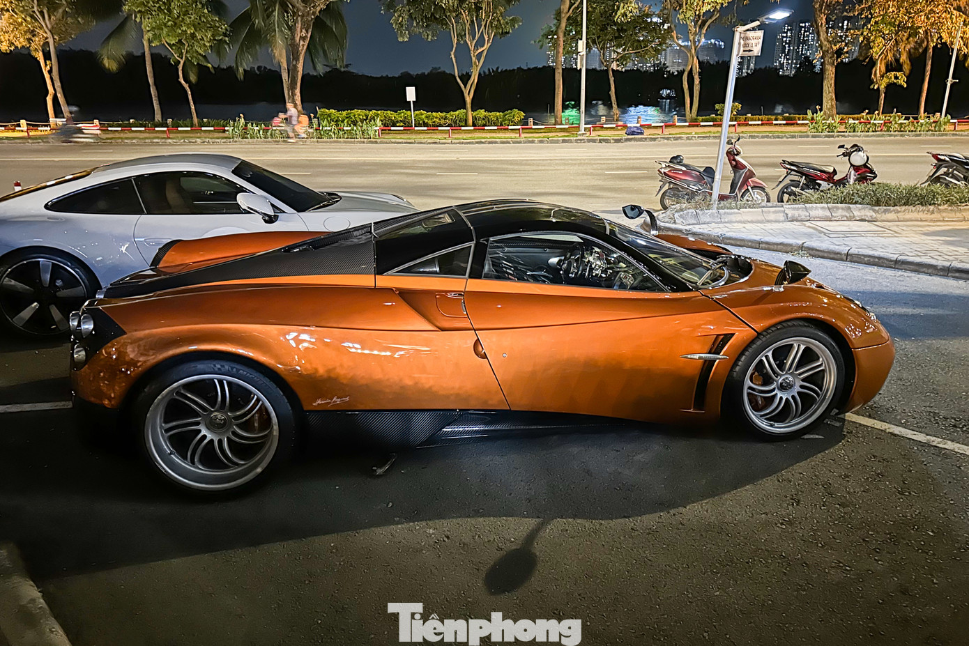 1.400 là số bu-lông làm bằng titanium được sử dụng trên mẫu xe này, có giá 98 USD mỗi chiếc và được khắc logo Pagani bằng laser. Như vậy, những chiếc bu-lông này đã có giá khoảng 112.000 USD, tương đương 2,7 tỷ đồng, ngang ngửa một chiếc Honda Civic Type R tại Việt Nam.