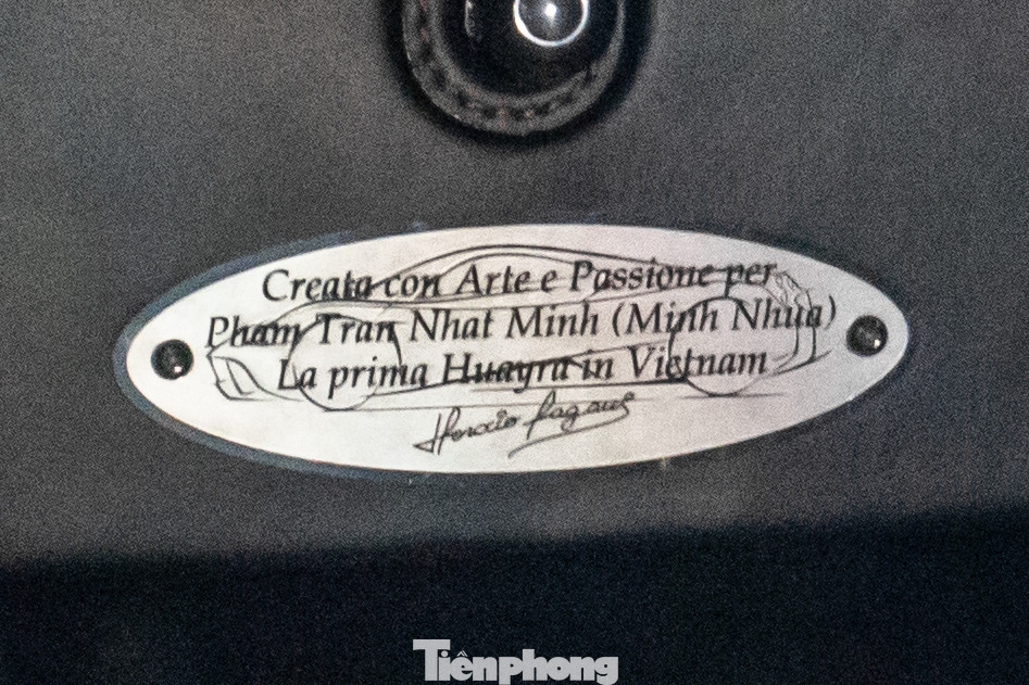 Đặc biệt, bên trong nội thất của chiếc Pagani Huayra của Minh Nhựa còn có thêm một tấm bảng nhỏ, tạm dịch: &quot;Được tạo ra bằng nghệ thuật và niềm đam mê dành cho Phạm Trần Nhật Minh (Minh Nhựa). Chiếc Huayra đầu tiên tại Việt Nam&quot;. Phía bên dưới là chữ ký của ông Horacio Pagani, nhà sáng lập thương hiệu.