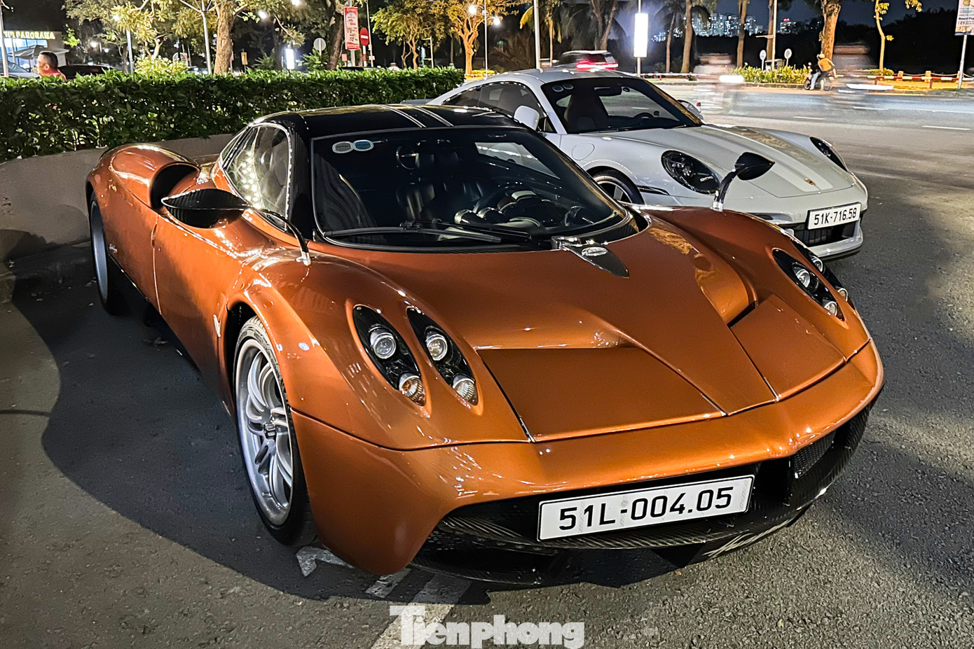Pagani chỉ sản xuất 100 chiếc Huayra do một cam kết với Mercedes-AMG, trong đó chiếc của doanh nhân Phạm Trần Nhật Minh (Minh Nhựa) mang số thứ tự 13/100. Đây cũng là chiếc duy nhất trong tổng số 100 chiếc được sản xuất sở hữu màu sơn cam ở ngoại thất.