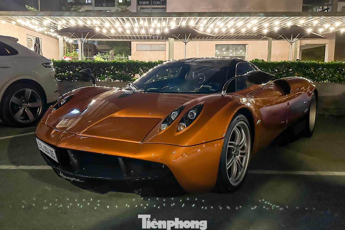 Được nhập về từ tháng 9/2016, Pagani Huayra từng là mẫu siêu xe đắt giá nhất Việt Nam trong một khoảng thời gian dài, ước tính vào khoảng 80 tỷ đồng. Điều khiến chiếc xe này trở nên đắt giá như vậy nằm ở vật liệu chế tạo và quá trình sản xuất thủ công.