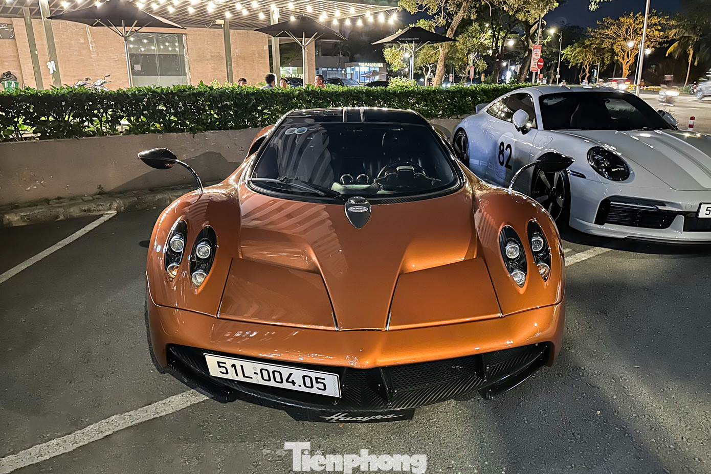 Phần thân của Pagani Huayra được ép bằng sợi carbon nguyên khối. Có đến 15 loại carbon khác nhau được sử dụng trên Pagani Huayra với giá 500 USD trên mỗi feet vuông (30x30 cm). Trong khi đó, cánh tà phía mũi và cánh gió phía sau đóng vai trò như phanh khí, tương tự cánh máy bay phản lực và được điều khiển tự động bằng máy tính nhờ các dữ liệu thu thập được như hệ số trượt, tăng tốc, góc lái, vị trí bướm ga…