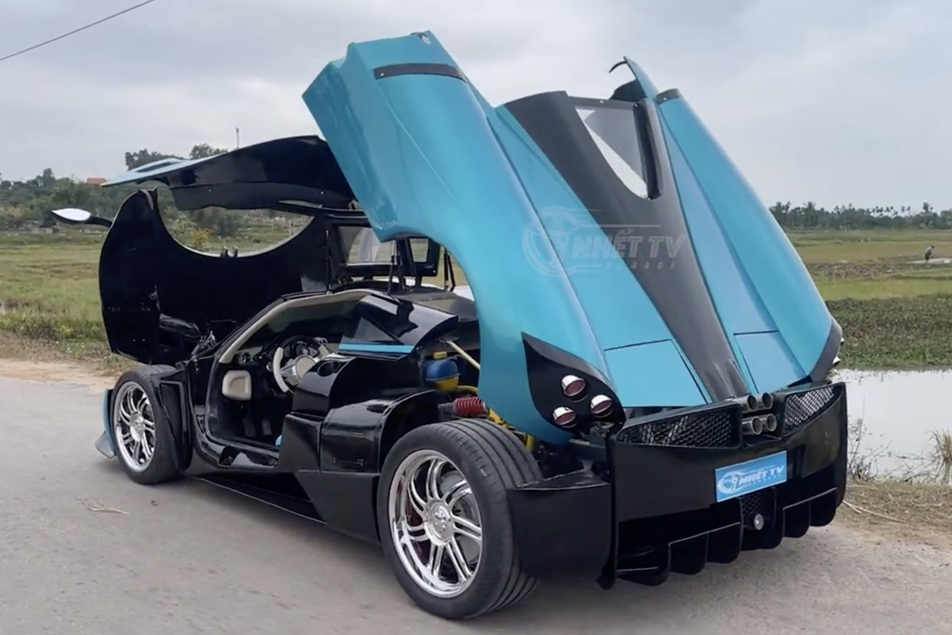 Nhiều đặc điểm của Pagani Huayra cũng được mô phỏng như thật trên chiếc "siêu xe" tự chế này. Ảnh: Nhết TV