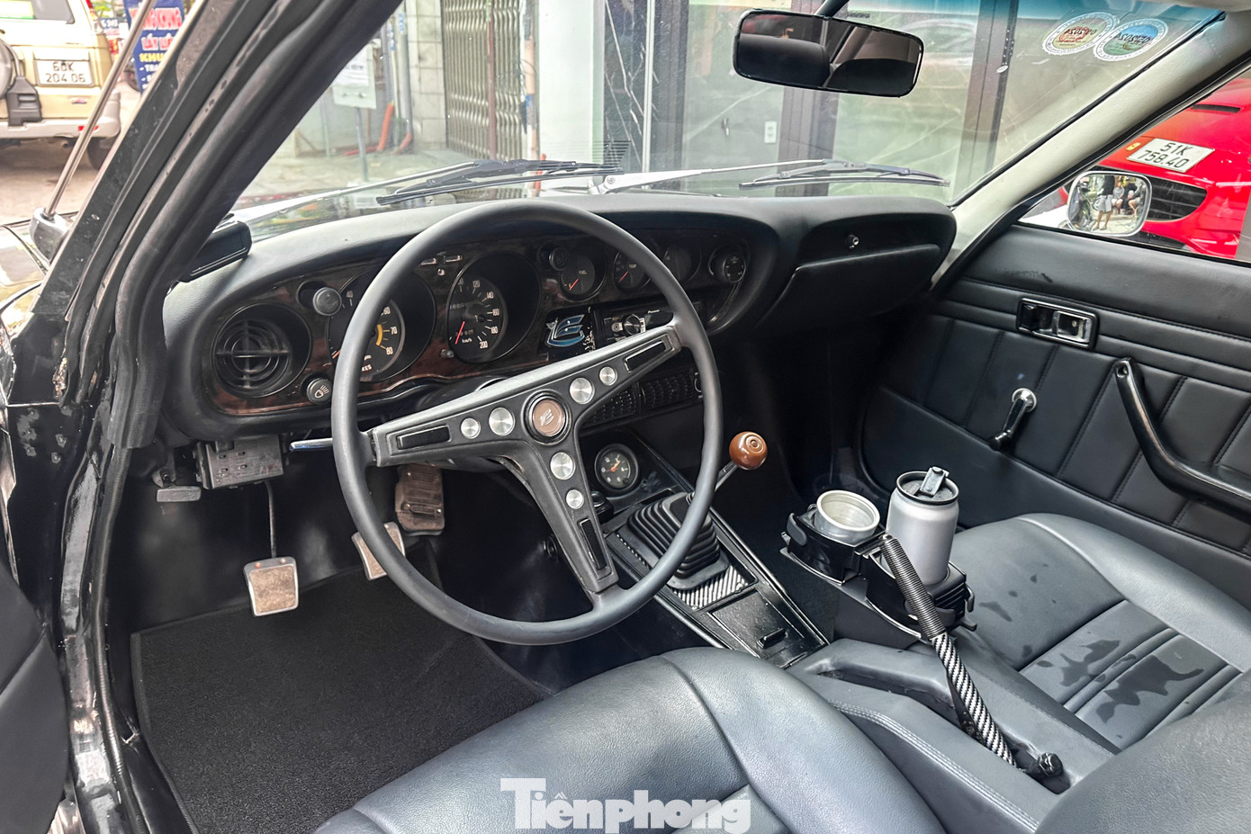 Vô lăng là dạng ba chấu thể thao, trong khi phía sau là cụm đồng hồ analog. Vô lăng là dạng ba chấu thể thao, trong khi phía sau là cụm đồng hồ analog.