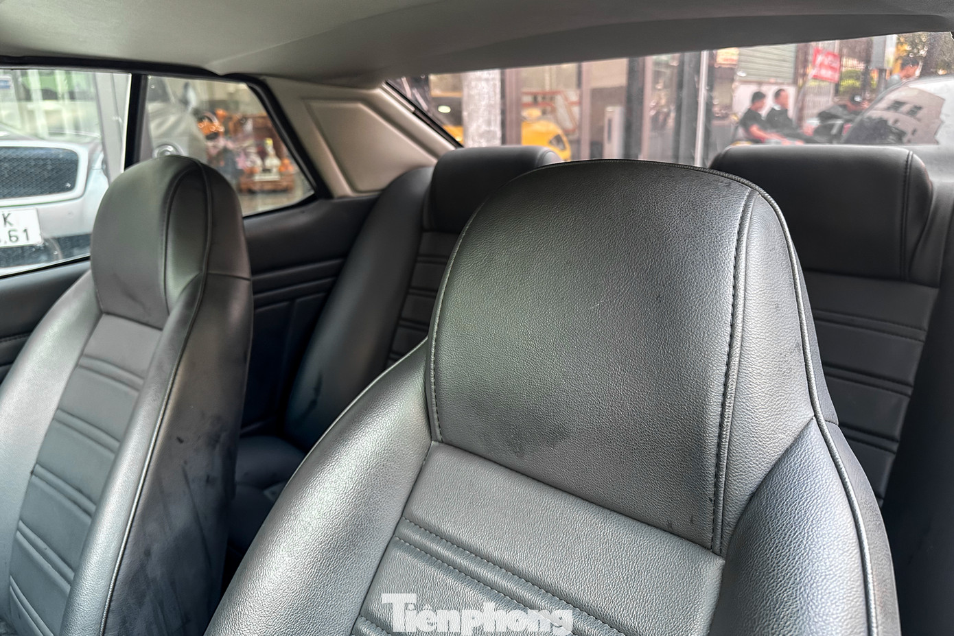 Vì là mẫu coupe 2+2 nên mẫu xe này có thêm hàng ghế phía sau. Phần da nội thất cũng được bảo quản kỹ lưỡng, bất chấp việc chiếc xe đã có tuổi đời lên đến 50 năm. Vì là mẫu coupe 2+2 nên mẫu xe này có thêm hàng ghế phía sau. Phần da nội thất cũng được bảo quản kỹ lưỡng, bất chấp việc chiếc xe đã có tuổi đời lên đến 50 năm.