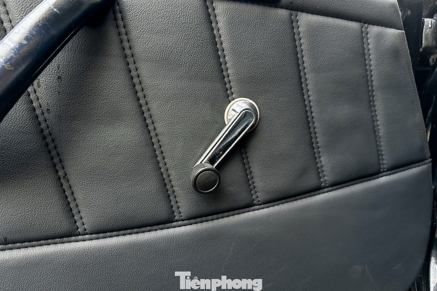 Cửa kính đóng/mở dạng cơ thông qua cần xoay được đặt ở cánh cửa. Cửa kính đóng/mở dạng cơ thông qua cần xoay được đặt ở cánh cửa.