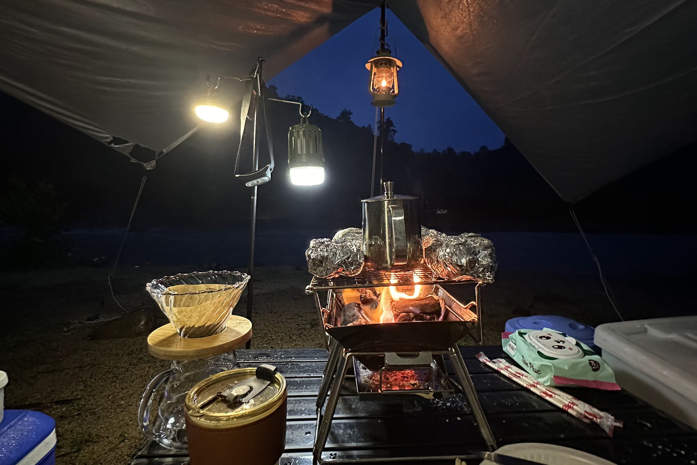 Những phụ kiện phục vụ ăn uống lúc nào cũng có sẵn trên xe của anh Tuấn Anh. Ảnh: NVCC Những phụ kiện phục vụ ăn uống lúc nào cũng có sẵn trên xe của anh Tuấn Anh. Ảnh: NVCC