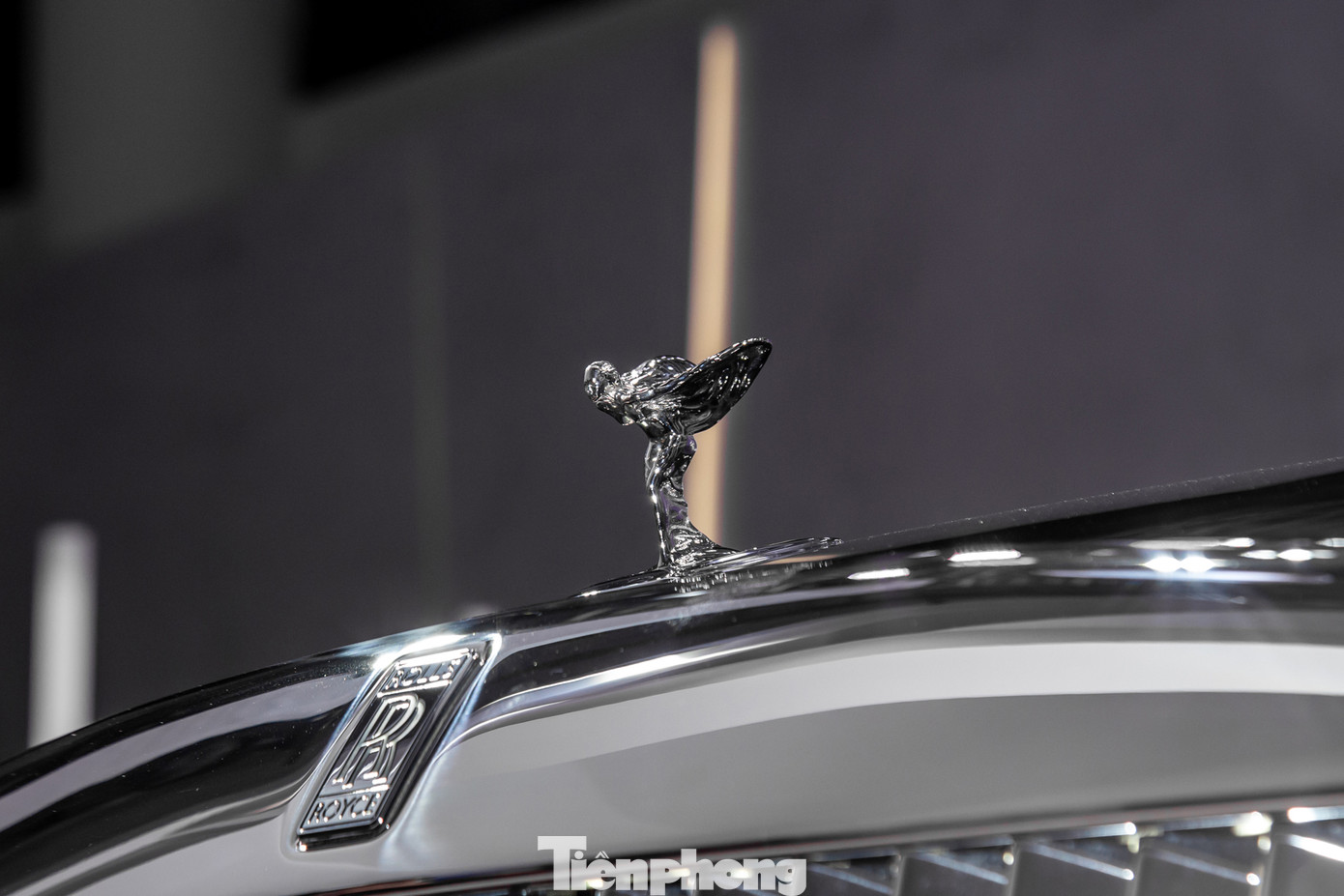 Biểu tượng Spirit of Ecstasy được tái thiết kế, giúp chiều cao logo giảm xuống. Nhờ đó Spectre có tính khí động học tốt hơn, cùng hệ số cản gió chỉ vỏn vẹn 0,25 Cd, ngang ngửa nhiều mẫu siêu xe hiệu suất cao. Đội ngũ Rolls-Royce phải mất đến 830 giờ nghiên cứu trong hầm gió khí động học để cho ra được những thay đổi này.