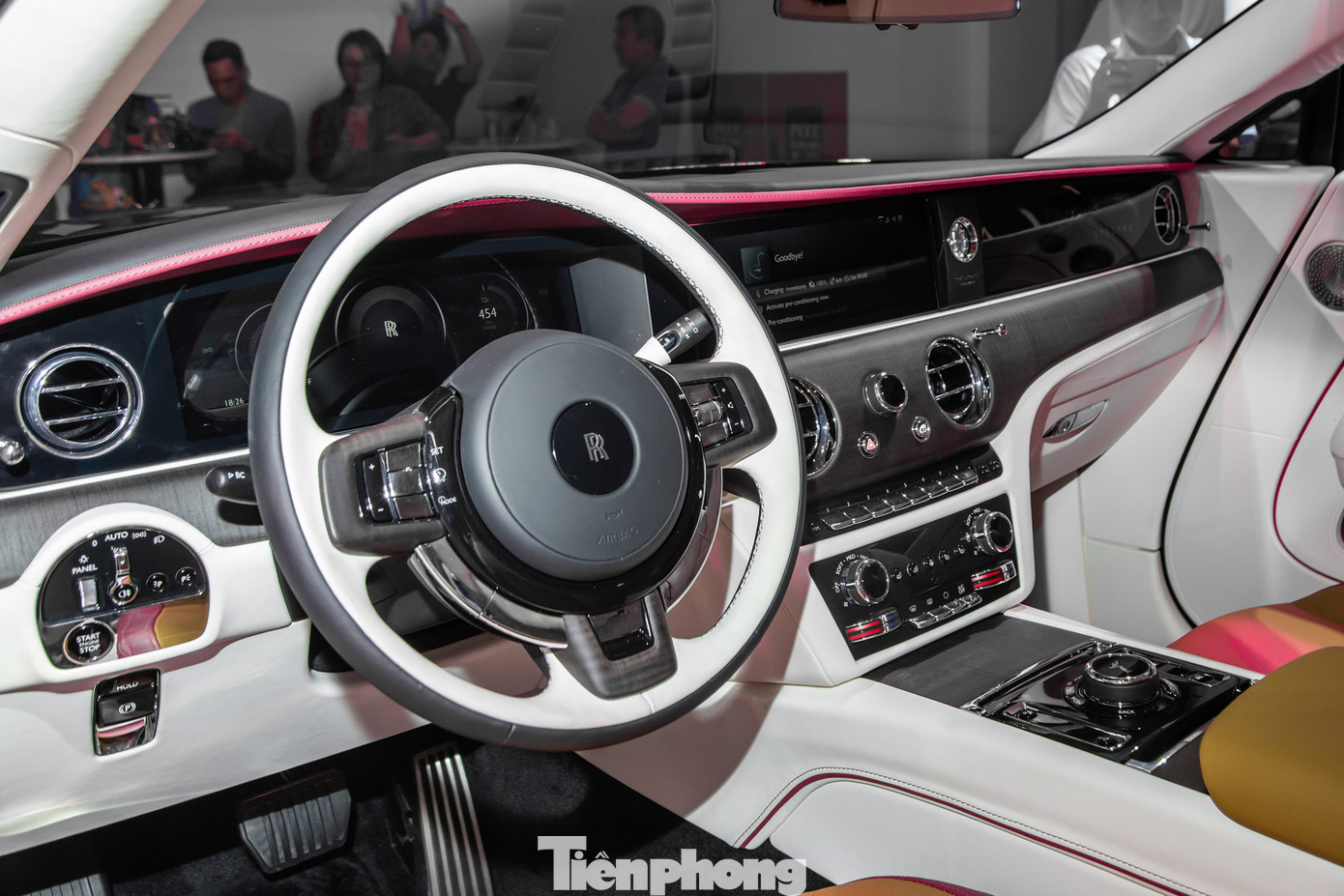 Rolls-Royce sử dụng đến 180 kg vật liệu cách âm để giúp khoang cabin của Spectre yên tĩnh nhất có thể. Vô lăng là dạng ba chấu, tích hợp nhiều nút bấm, trong khi phía sau là cụm đồng hồ kỹ thuật số. Các kim của đồng hồ được mô phỏng từ đồng hồ analog, trong khi nền đồng hồ có thể tùy biến màu sắc để tương đồng với màu nội thất.