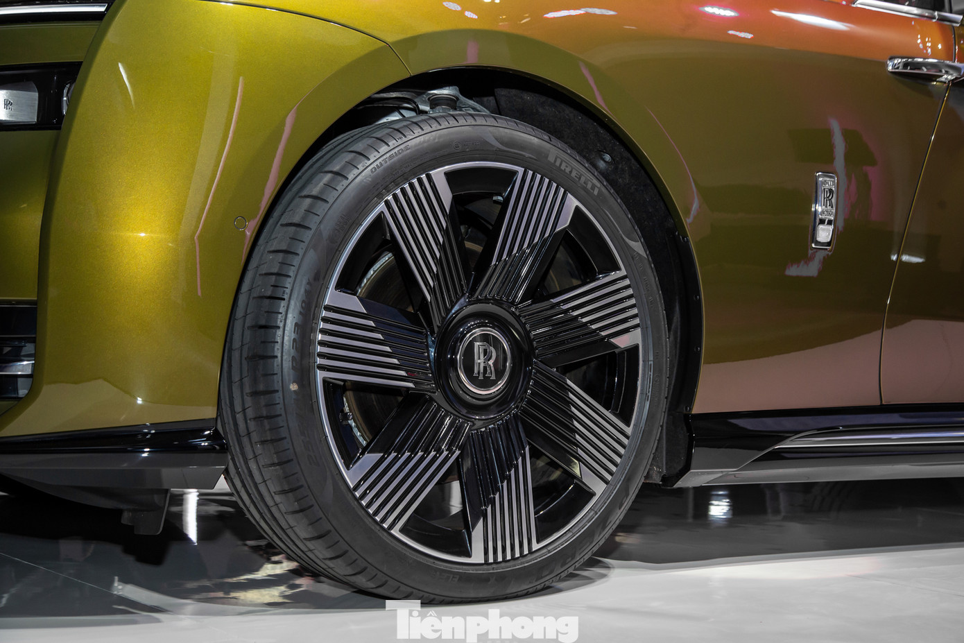 Bộ mâm 6 chấu đơn to bản, cắt vát dạng kim cương và có kích thước 23 inch. Đây là bộ mâm lớn nhất từng được trang bị trên một mẫu xe Rolls-Royce. Ngoài ra, Spectre có chiều dài tổng thể hơn 5,4 m, ngang ngửa một chiếc xe 16 chỗ, trong khi trục cơ sở dài 3,2 m. Khối lượng xe lên đến gần 3 tấn.