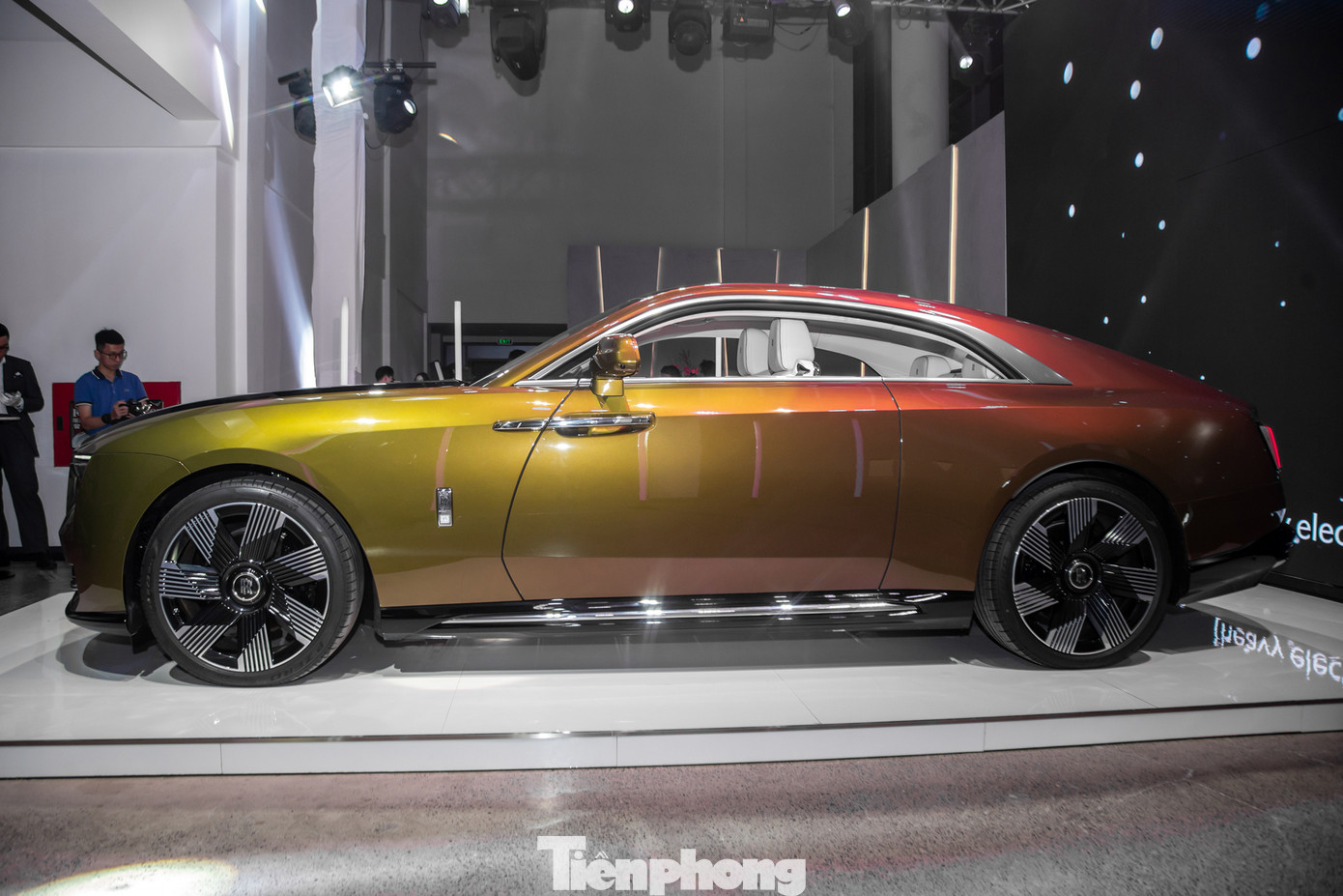 Spectre được xem là mẫu xe siêu sang thuần điện đầu tiên và duy nhất tính đến thời điểm hiện tại trong ngành công nghiệp ô tô. Đây cũng là mẫu xe khác biệt nhất trong dải sản phẩm của thương hiệu xe sang Anh quốc.