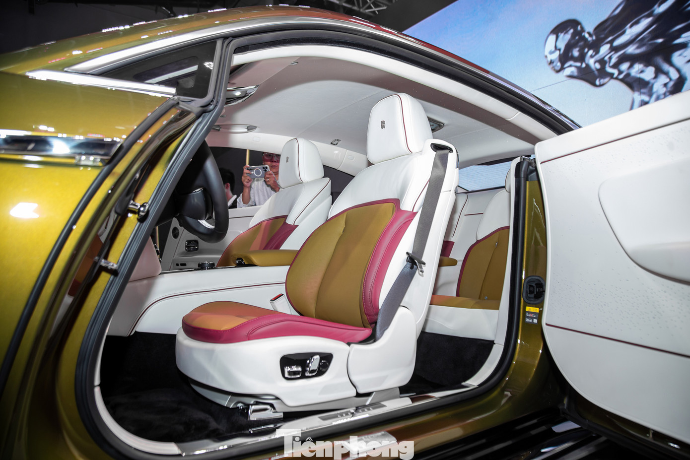 Ghế ngồi cũng được thiết kế lại, lấy cảm hứng từ phong cách may đo Anh quốc.