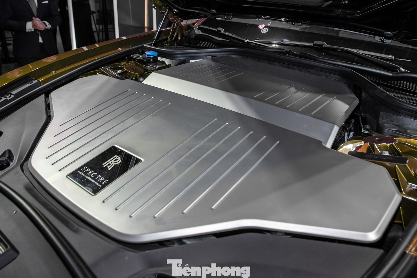 Bộ pin là loại lithium-ion, dung lượng 102 kWh, giúp xe có tầm hoạt động tối đa lên đến 530 km. Theo Rolls-Royce, khách hàng của hãng chỉ lái xe khoảng 5.100 km/năm. Điều này đồng nghĩa chủ sở hữu mẫu Spectre chỉ cần sạc pin 10 lần/năm, tương đương 1-2 tháng sạc pin một lần.