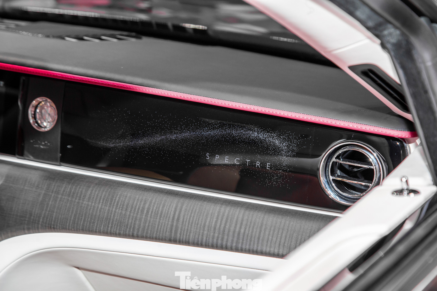 Điểm nhấn đáng chú ý là hệ thống đèn LED bầu trời sao trên trần xe nay cũng đã xuất hiện trên táp-lô bên phụ. Chi tiết này được gọi là Illuminated Fascia và có đến 5.500 ngôi sao. Đây là thành quả của hai năm nghiên cứu và 10.000 giờ làm việc của đội ngũ Rolls-Royce.