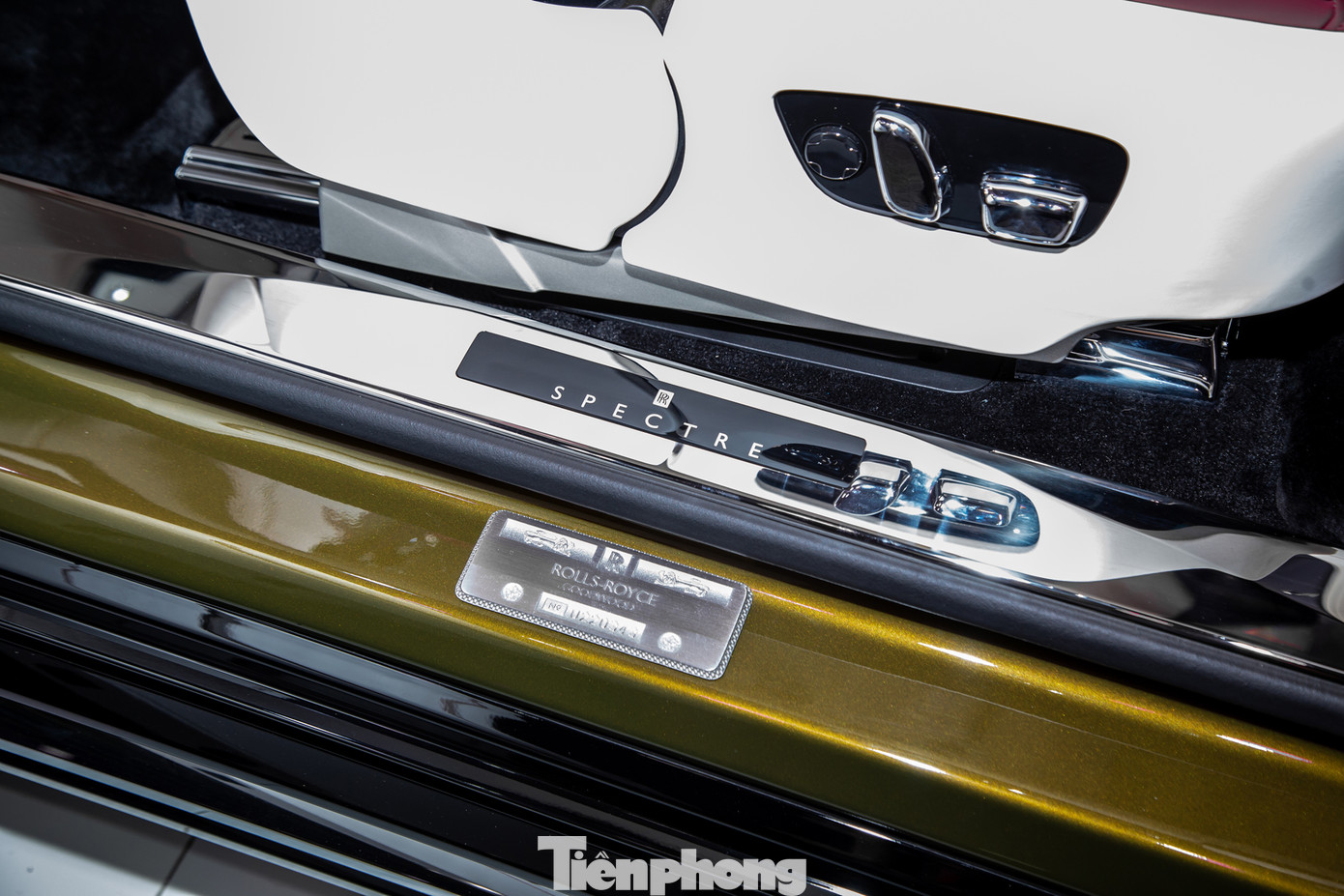 Về hiệu năng, Rolls-Royce Spectre được trang bị hai mô-tơ điện, đặt ở cầu trước và sau, cùng công suất lần lượt là 258 và 490 mã lực. Tổng công suất xe đạt 584 mã lực, đi kèm mô-men xoắn lên đến 900 Nm. Những thông số này cũng ngang ngửa nhiều mẫu siêu xe hiệu suất cao.