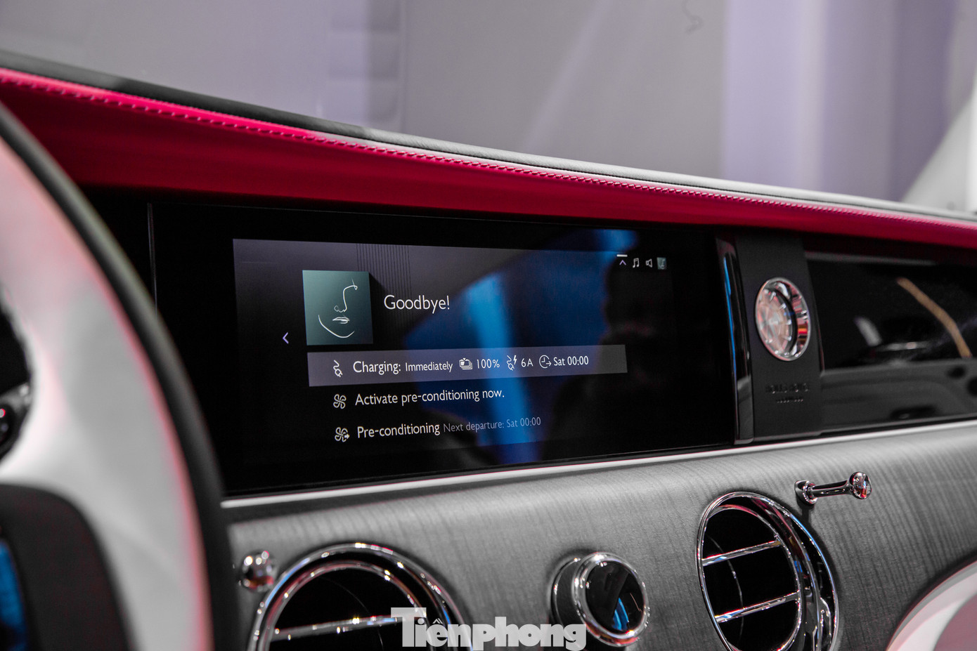 Ở chính giữa là màn hình kỹ thuật số kích thước 12,3 inch, đi kèm các nút bấm vật lý và cửa gió điều hòa.