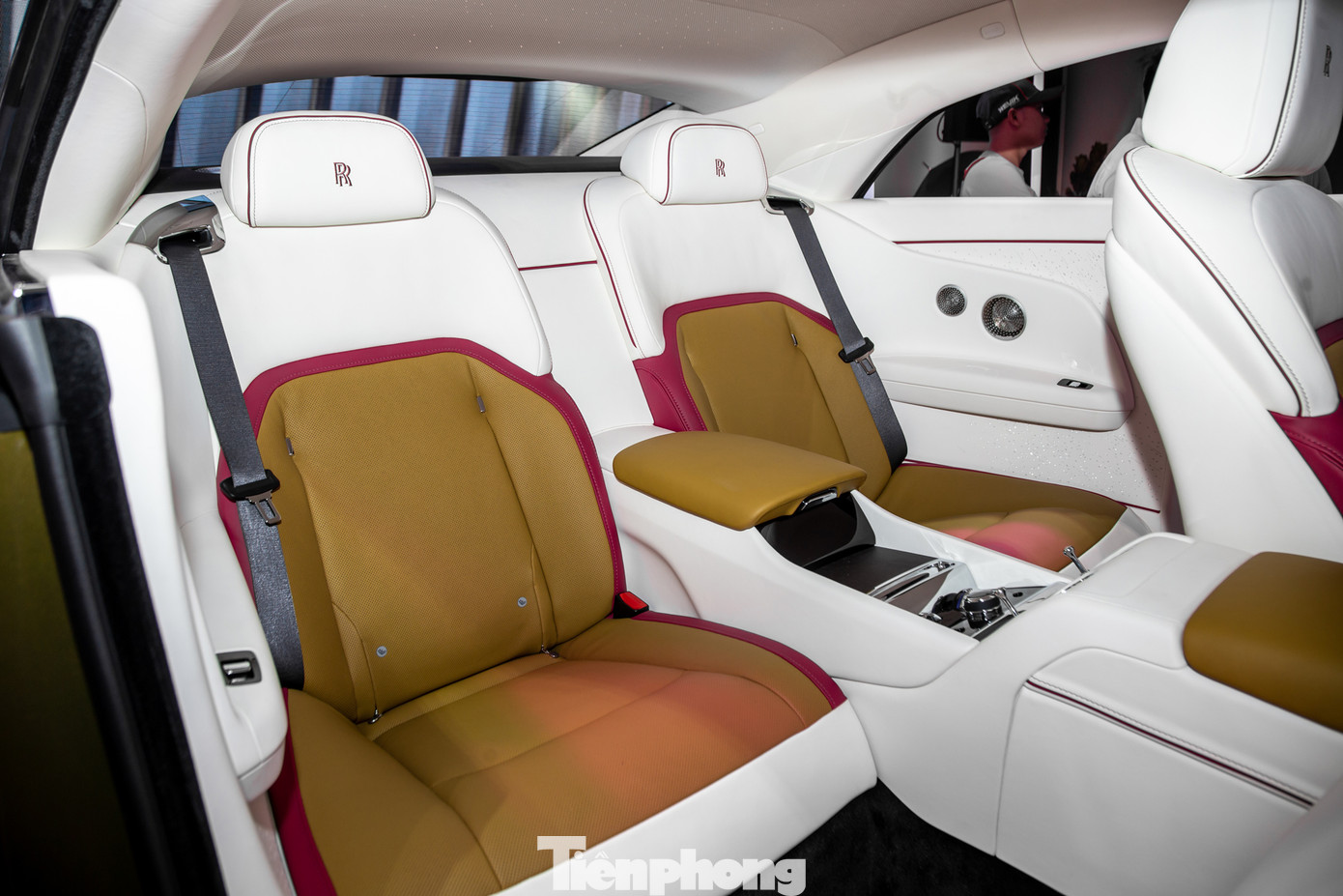 Vì là mẫu coupe 2+2 nên Spectre có thêm hàng ghế sau, phù hợp cho phụ nữ và trẻ em. Hàng ghế này cũng được trang bị cửa gió điều hòa, hộc để đồ và cửa sổ riêng biệt có thể đóng/mở.