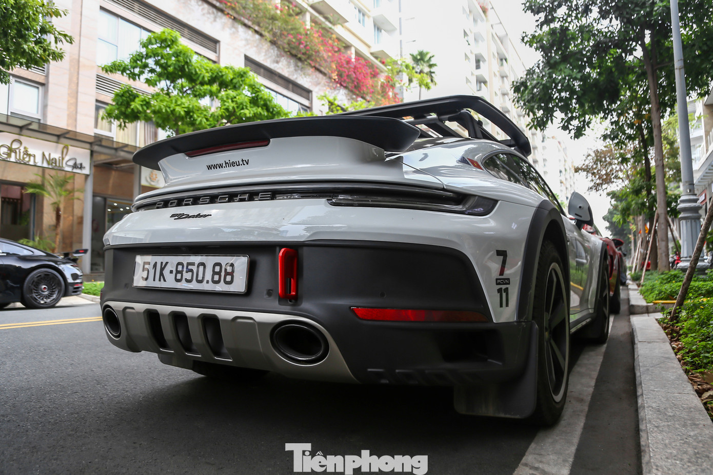 Thay đổi rõ rệt nhất là khoảng sáng gầm xe cao hơn 50 mm, thậm chí có thể nâng lên thêm 30 mm nữa thông qua hệ thống nâng/hạ gầm, giúp xe có khoảng sáng gầm và góc nghiêng thân xe ngang ngửa nhiều mẫu SUV trên thị trường. Với chế độ "High Level", 911 Dakar có thể di chuyển với tốc độ lên tới 170 km/h khi nâng gầm ở độ cao tối đa. Khi vượt qua tốc độ này, xe sẽ tự động hạ về độ cao tiêu chuẩn. Thay đổi rõ rệt nhất là khoảng sáng gầm xe cao hơn 50 mm, thậm chí có thể nâng lên thêm 30 mm nữa thông qua hệ thống nâng/hạ gầm, giúp xe có khoảng sáng gầm và góc nghiêng thân xe ngang ngửa nhiều mẫu SUV trên thị trường. Với chế độ "High Level", 911 Dakar có thể di chuyển với tốc độ lên tới 170 km/h khi nâng gầm ở độ cao tối đa. Khi vượt qua tốc độ này, xe sẽ tự động hạ về độ cao tiêu chuẩn.