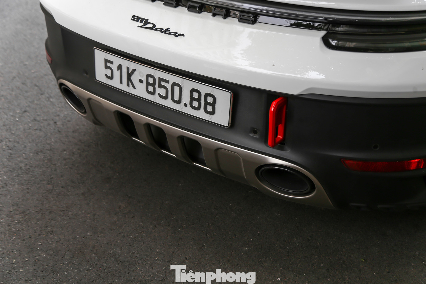 Ốp chắn gầm làm bằng kim loại, đi kèm móc treo để dự phòng trong tình huống khẩn cấp, cần cứu nạn như kẹt trong cát, sình lầy. Ốp chắn gầm làm bằng kim loại, đi kèm móc treo để dự phòng trong tình huống khẩn cấp, cần cứu nạn như kẹt trong cát, sình lầy.