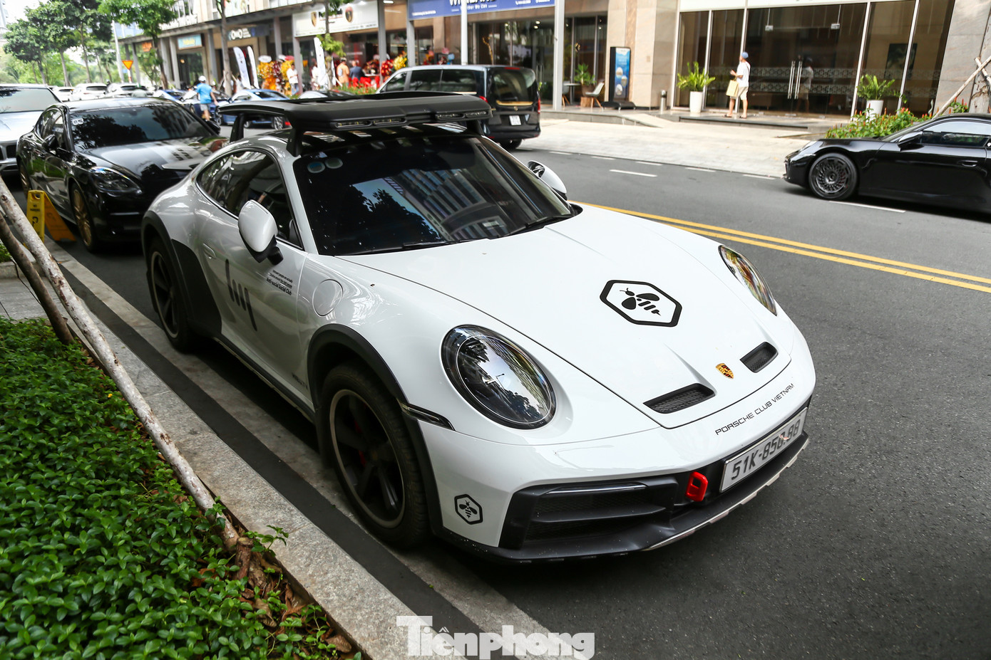 So với các phiên bản 911 khác, Dakar được trang bị nhiều tính năng và công nghệ hỗ trợ để giúp xe vận hành trơn tru hơn trên những cung đường xấu, giúp người dùng có thể tận hưởng trải nghiệm cầm lái trên nhiều điều kiện đường sá. So với các phiên bản 911 khác, Dakar được trang bị nhiều tính năng và công nghệ hỗ trợ để giúp xe vận hành trơn tru hơn trên những cung đường xấu, giúp người dùng có thể tận hưởng trải nghiệm cầm lái trên nhiều điều kiện đường sá.