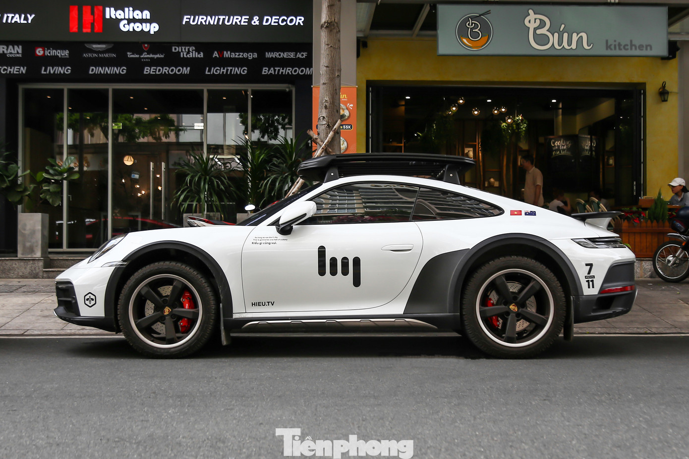 Chủ nhân chiếc xe chia sẻ ý định sẽ cầm lái Porsche 911 Dakar trong hành trình Á-Âu dự kiến diễn ra vào năm nay. Chưa dừng lại ở đó, chiếc xe này sẽ đồng hành cùng anh trong các chuyến đi ở Bắc Mỹ, Nam Mỹ và cả Châu Phi. Chủ nhân chiếc xe chia sẻ ý định sẽ cầm lái Porsche 911 Dakar trong hành trình Á-Âu dự kiến diễn ra vào năm nay. Chưa dừng lại ở đó, chiếc xe này sẽ đồng hành cùng anh trong các chuyến đi ở Bắc Mỹ, Nam Mỹ và cả Châu Phi.