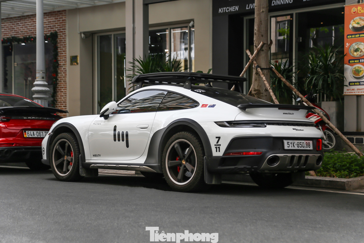 Porsche 911 Dakar được hãng xe Đức trình làng vào tháng 11/2022 tại Triển lãm Los Angeles Auto Show nhằm kỷ niệm chiến thắng chung cuộc đầu tiên của hãng tại giải đua Paris-Dakar Rally năm 1984. Porsche 911 Dakar được hãng xe Đức trình làng vào tháng 11/2022 tại Triển lãm Los Angeles Auto Show nhằm kỷ niệm chiến thắng chung cuộc đầu tiên của hãng tại giải đua Paris-Dakar Rally năm 1984.